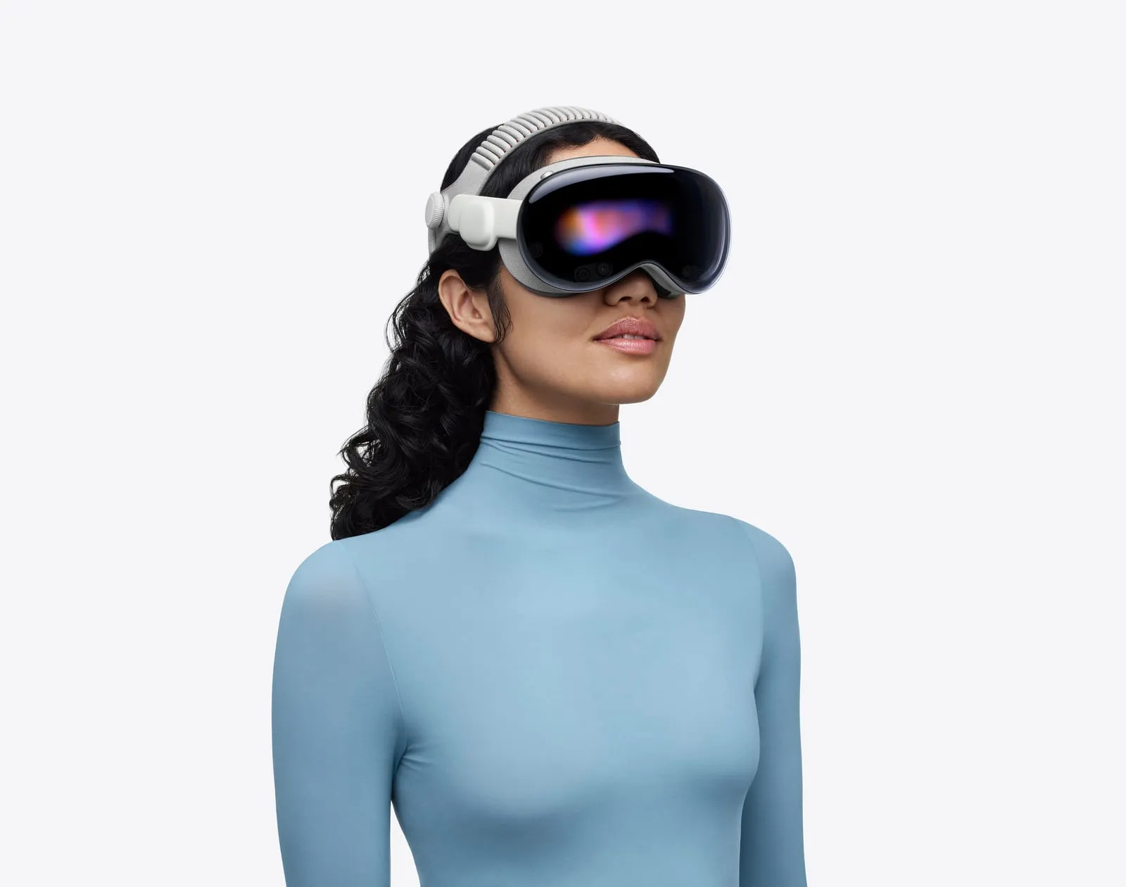 En kvinde med Apple Vision Pro og Dual Knit-hovedbåndet