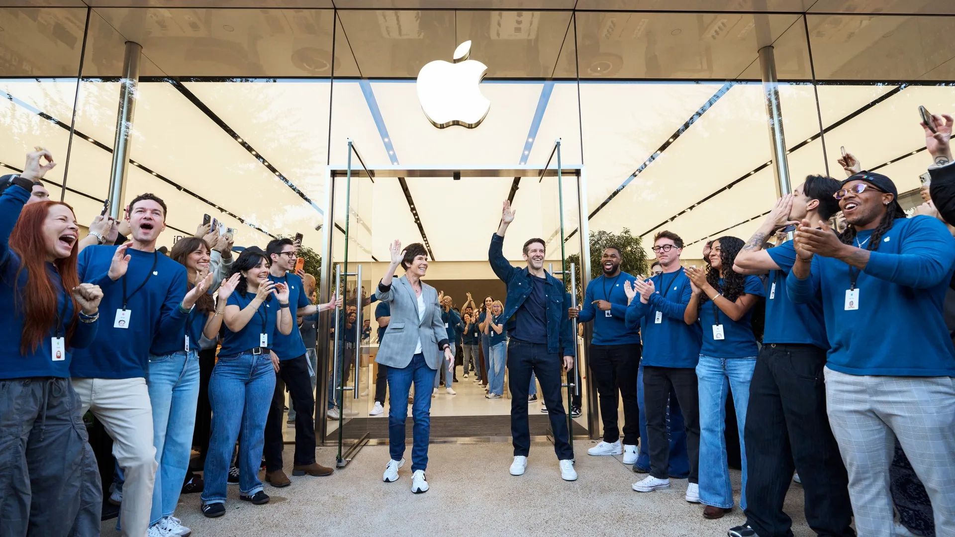 Kunder i en Apple Store prøver den foldbare iPhone Duo på lanceringsdagen