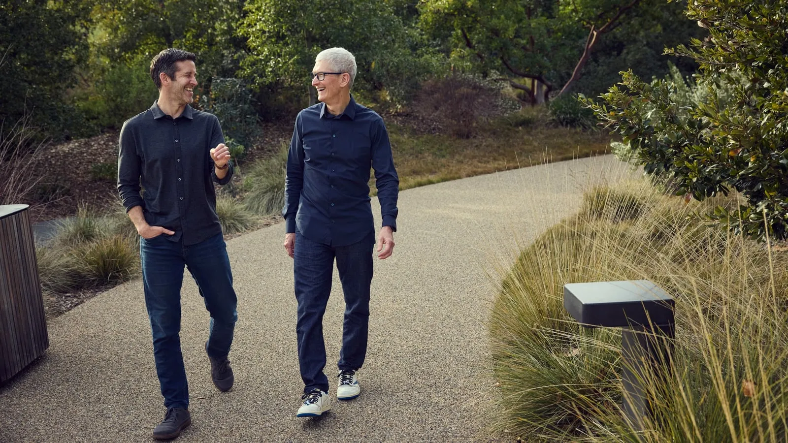 Tim Cook og John Ternus i Apple Park