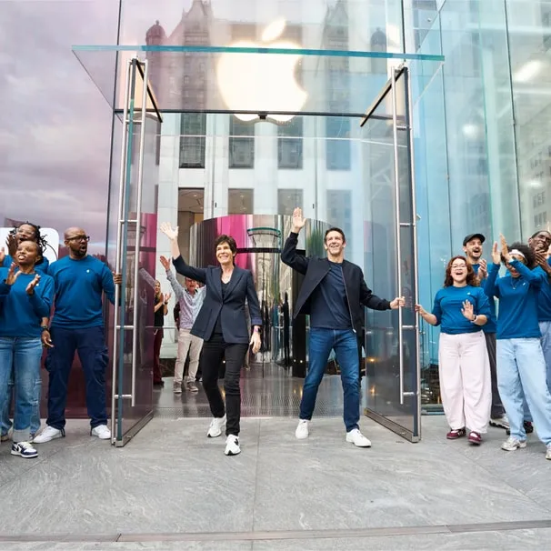 Kunder ser på de nye iPhone 18 Pro-modeller i en Apple Store på lanceringsdagen 18. september