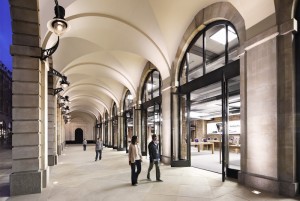 Indgangen til den største Apple Store i verden i Covent Garden, London.